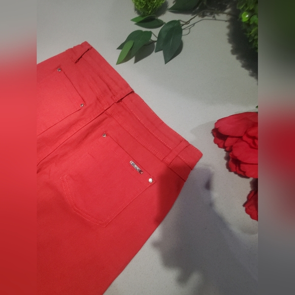 NWOT SAN FRANCISCO Superbe jupe neuve en jeans rouge extensible - Picture 6 of 8